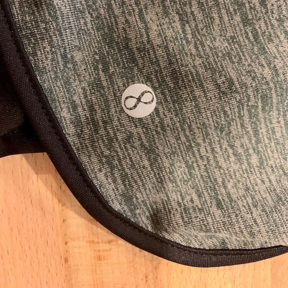 EUC Layer 8 Women’s Running Shorts - Picture 2 of 6